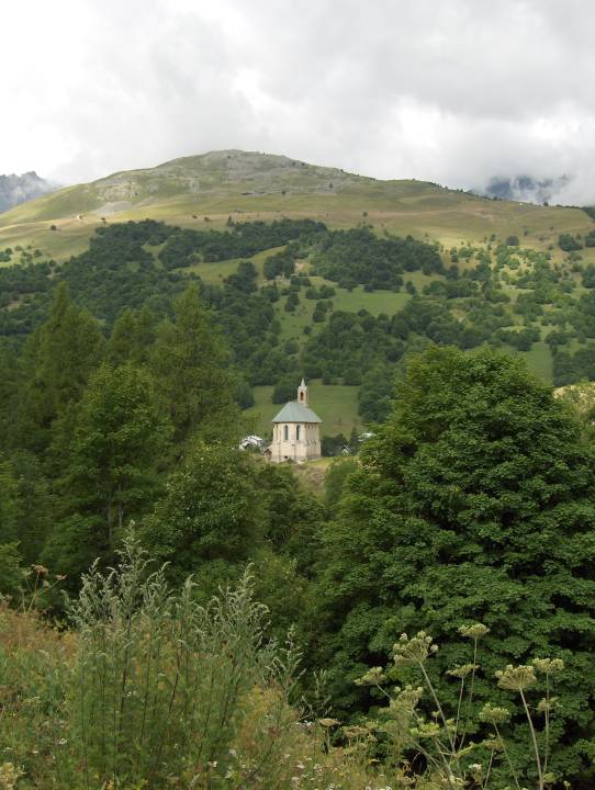 Chapelle St Pierre depuis le chemin de la Setaz 